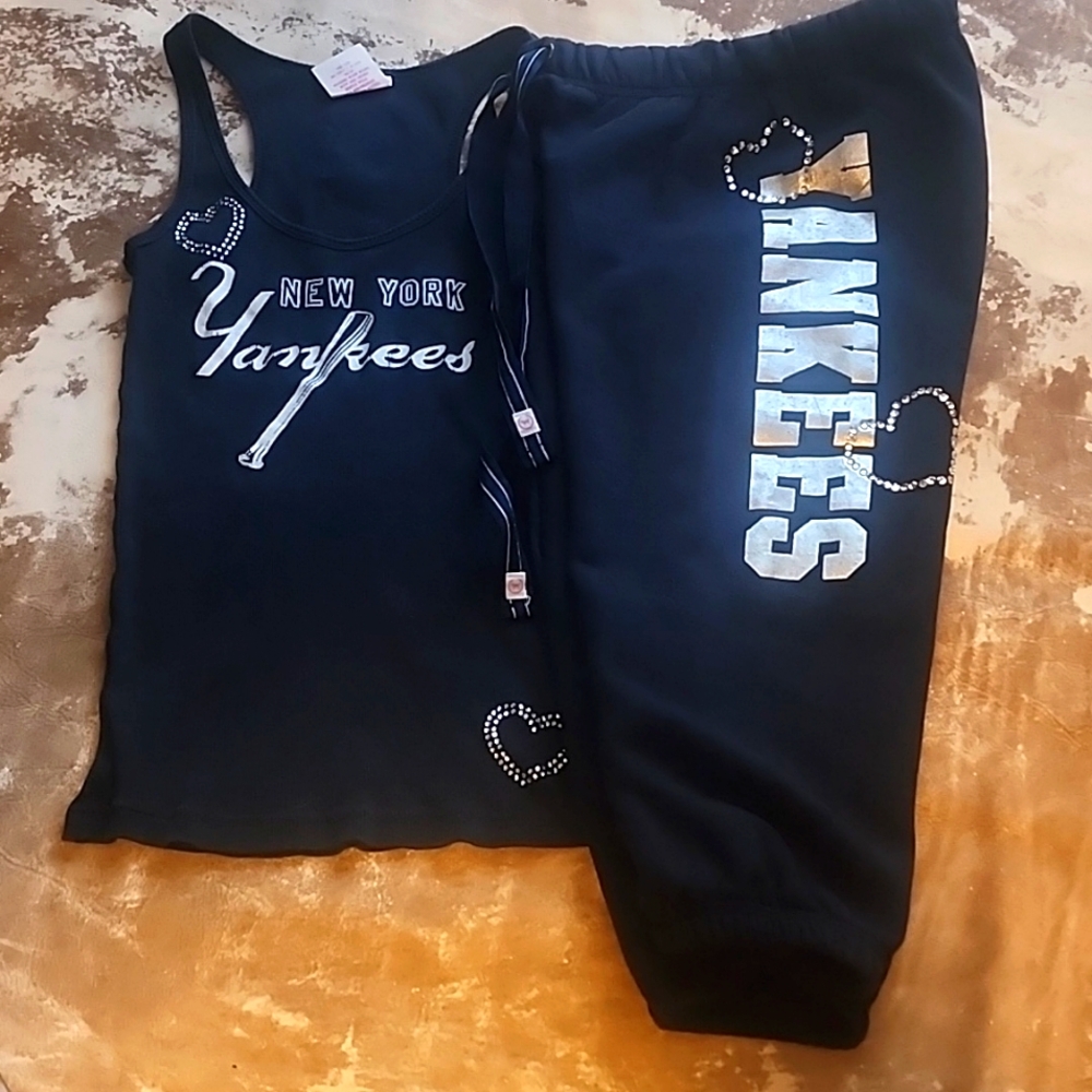 Hard to find matching New York Yankees set. Size: S